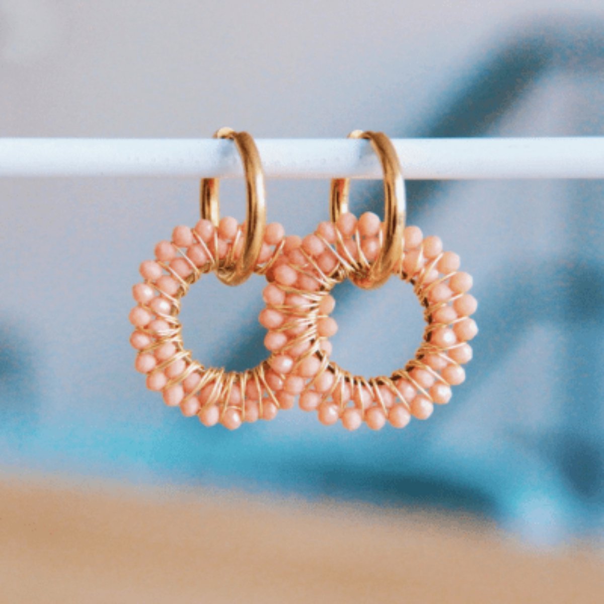 Juvana Oorhanger met Zalmroze Kralen - Stijlvolle Dames Sieraden – Chique en Elegant