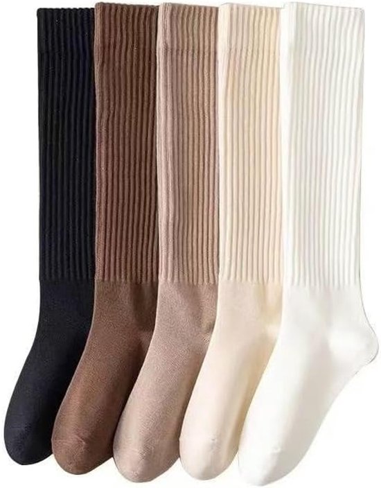 Vijf paar gekleurde kniekousen: zwart, bruin, beige, crème en wit, met ribbels.