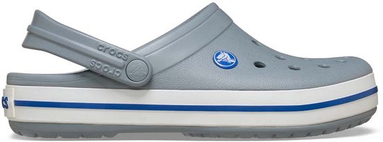 Sabots Crocs Crocband gris avec des rayures bleues et blanches sur la semelle. Ils ont une bride arrière.