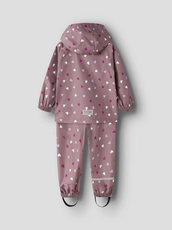 Roze regenpak met all-over hartjesprint in wit, lichtroze en fuchsia.
