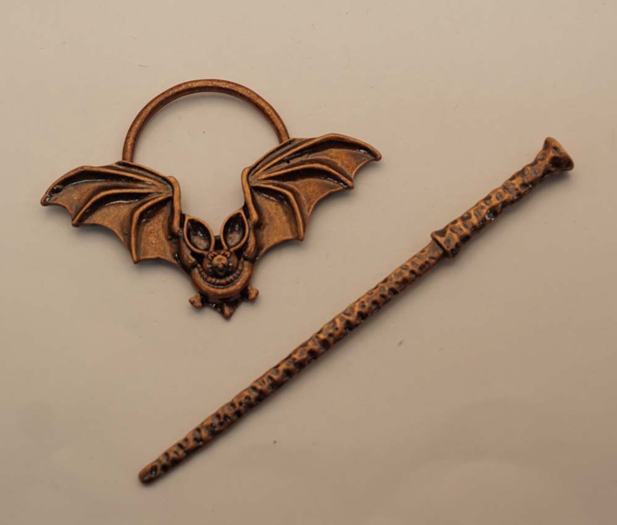 Metalen haarspeld vleermuis met haarstok in de kleur rood koper - koper vleermuis haarspeld voor staart - haarspeld voor halve staart vleermuis - vleermuizen haarspeld met stok - haaraccessoires rood koper - stoere haarsieraden vleermuis
