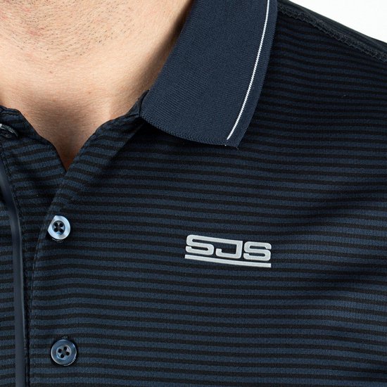 Donkerblauwe polo met horizontale strepen, witte bies op de kraag, twee knopen en het SJS logo.