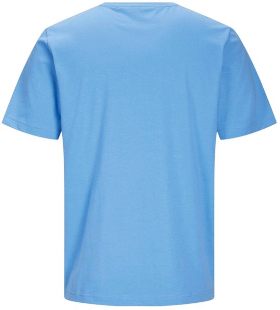 Achterkant van een effen blauwe T-shirt met korte mouwen, op een witte achtergrond.