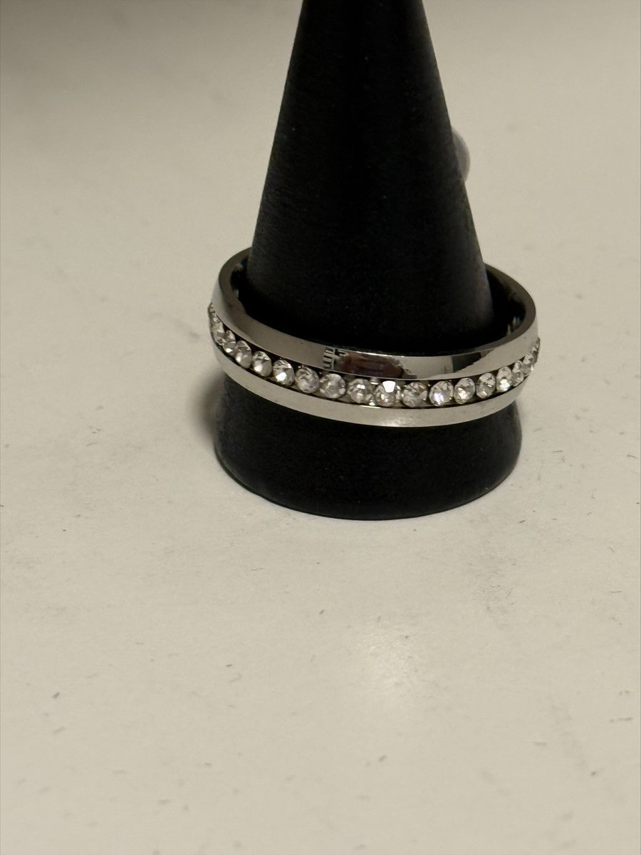 Zilverkleurige ring met strass | | Make up | Parfum | Moederdag | Verjaardagscadeau| Cadeautje| Valentijnsdag| Kado | sieraden | vaderdag | oorbellen | oorsieraden