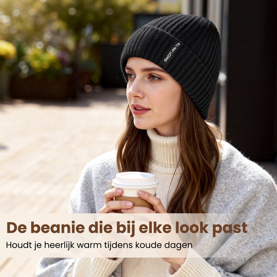 Vrouw met zwarte gebreide muts, met tekst: 'De beanie die bij elke look past. Houdt je heerlijk warm tijdens koude dagen.'