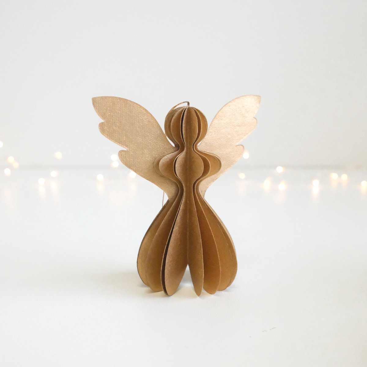 Only Natural Papieren Engel - Honeycomb - Met gouden vleugels - 12,5 cm Hoog - Kerstdecoratie