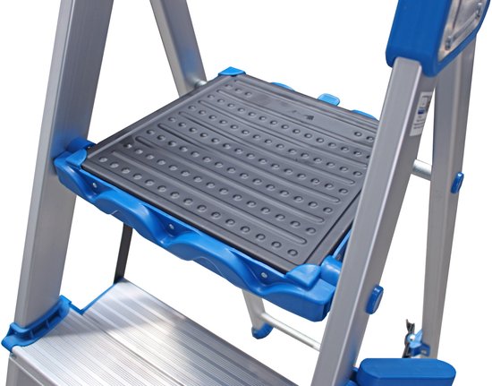 Gedetailleerd zwart werkplatform met blauw frame op een Alumexx trap.