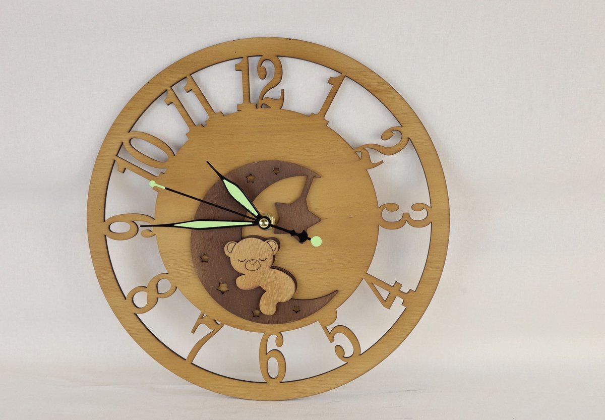 houten klok kinderkamer met beer op de maan