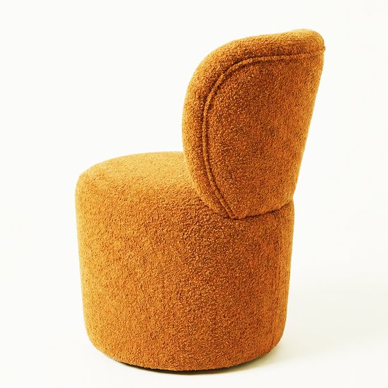 Karamelkleurige poef met omhullende rugleuning, getoond vanuit een hoek.