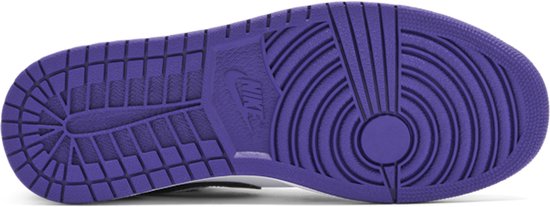 Paarse buitenzool van een Nike Air Jordan 1 Low sneaker met Nike logo.