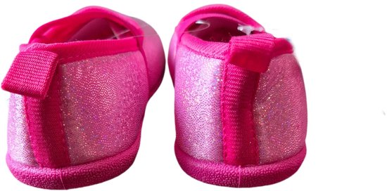 Achterkant roze glitter pantoffels met elastische band en lusje.
