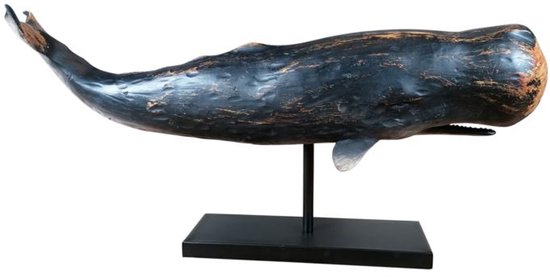 Donkerblauw walvisbeeld op zwarte standaard, deels zichtbaar van de zijkant.
