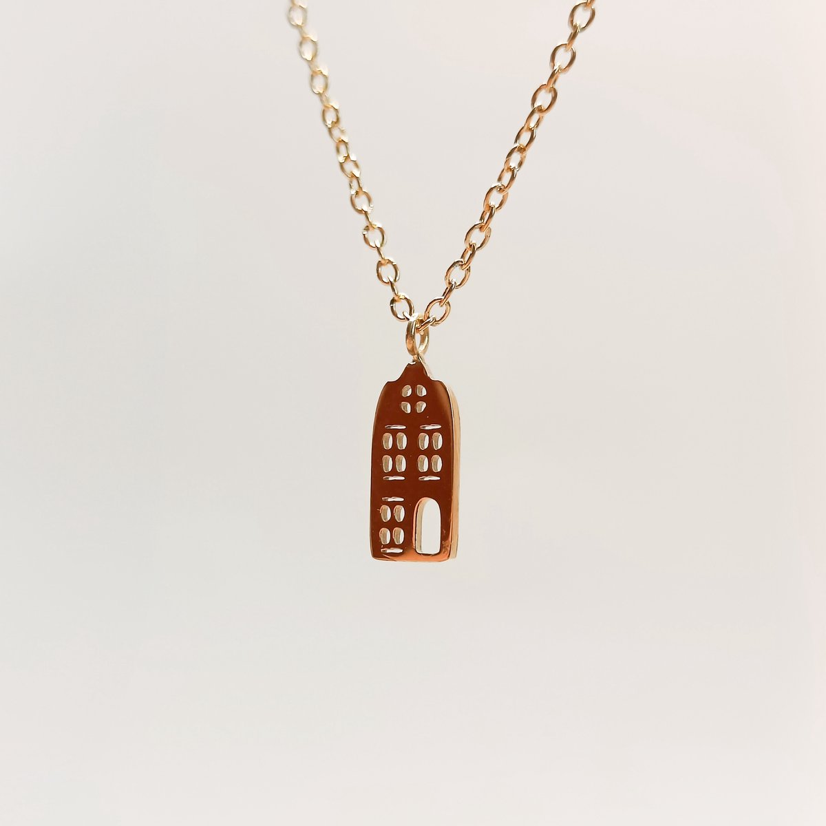 Ava & Imber | Domi Sum Ketting Goud | Schakelketting met Huisje | Gouden Ketting Grachtenpand | Minimalistisch Kettinkje Dames