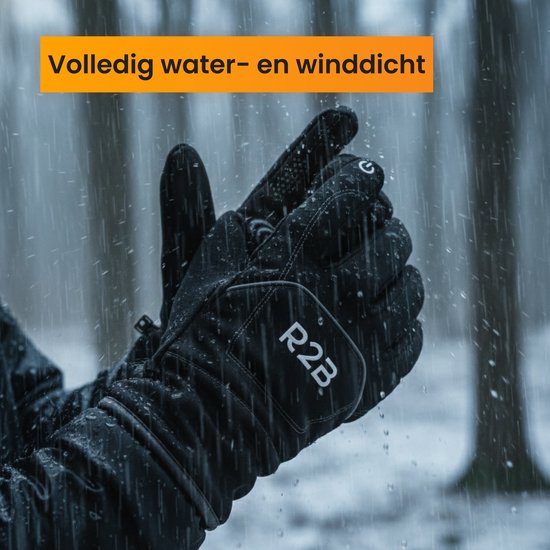 Zwarte R2B handschoenen met waterdruppels, in een regenachtige omgeving.