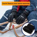 Kind op een slee in de sneeuw, met warme, zwarte R2B handschoenen.