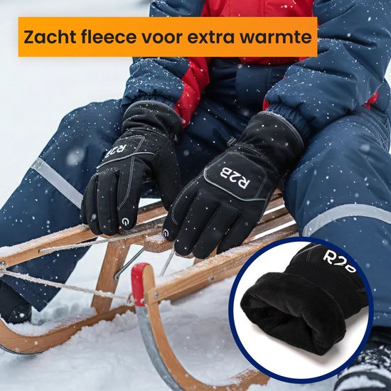 Kind op een slee in de sneeuw, met warme, zwarte R2B handschoenen.