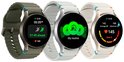 Drie Samsung smartwatches in groen, wit en crème. De wijzerplaten tonen sport- en gezondheidsgegevens.