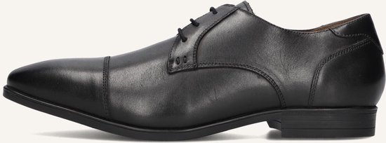 Zwarte leren nette schoen met captoe en zichtbare stiksels.