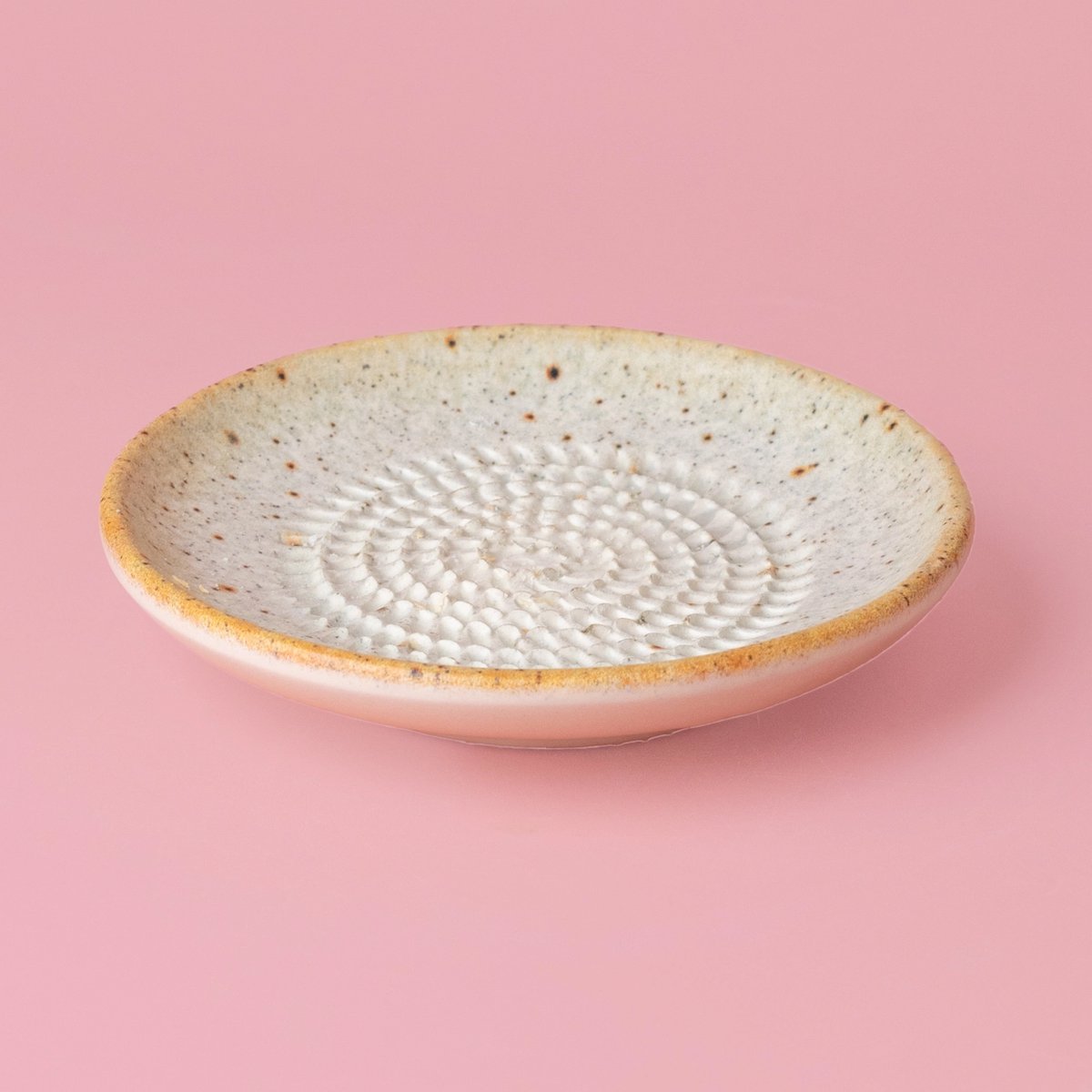 Rasp Bordje beige - Wit beige met stippen - Rasp Schaaltje - Knoflook Rasp - Gember Rasp -Chocolade - Kookliefhebber - Amber Blokjes - Fairtrade - Handmade - Keramisch - Raspen - Schaven - Vegan - Vintage
