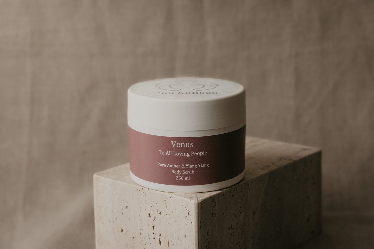 Six Senses - Body Scrub Venus - Liefdevol cadeau - Bloemig - Handgemaakt in Nederland