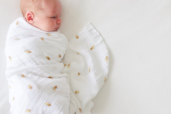 Lulujo - Hydrofiele Doek - Swaddle - Katoen - 100x100 cm - 2-pack - Bees & Dots - Kraamcadeaus - Babydekens - Babycadeaus - Tetradoeken - Zwangerschapscadeau van Merkloos — afbeelding 3