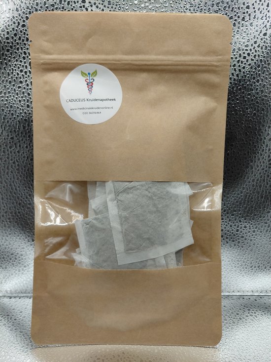 Bruine papieren zak met theezakjes. Gedeeltelijk geopend met een transparant venster, met een ronde witte sticker van "CADUCEUS Kruidenapotheek".