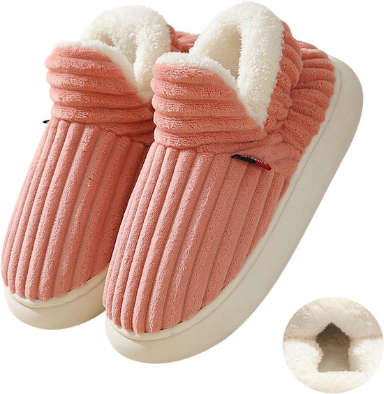 Pantoufles côtelées roses avec une doublure intérieure chaude et douce en peluche blanche.