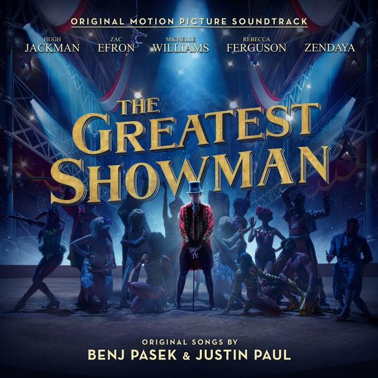 The Greatest Showman soundtrack OST, met acteurs Hugh Jackman, Zac Efron, Zendaya. Een circus directeur staat in een rode jas.