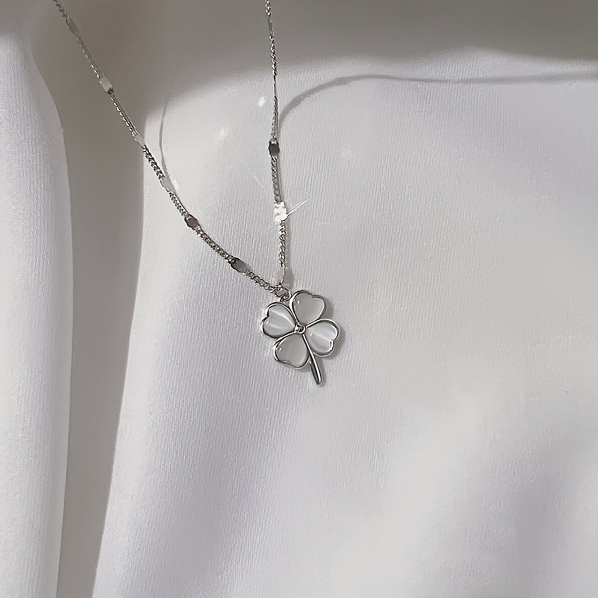Sjika - Zilveren Klavertje Vier Ketting – Geluksketting Dames – Zilver – Minimalistische Hanger – Cadeau voor Vrouw – Tijdloos & Elegant