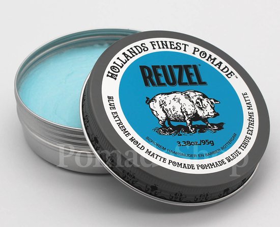 Blikken blik van Reuzel met een open deksel, waarin een lichtblauwe pomade zichtbaar is. "HOLLANDS FINEST POMADE" "BLUE EXTREME HOLD MATTE POMADE"