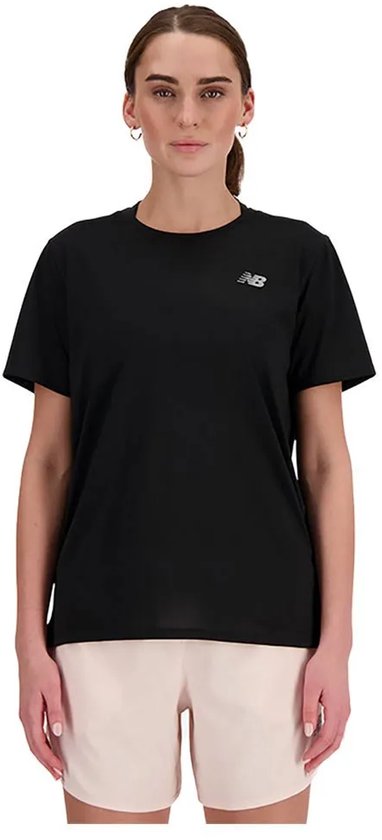 Zwart sportshirt van New Balance met logo op de borst gedragen door een model, zicht op de voorkant.