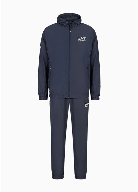 Een marineblauw EA7 trainingspak met capuchon, een rits en het EA7 logo op de borst en het linkerbeen.