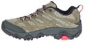 Zijaanzicht van een olijfgroene Merrell wandelschoen voor dames met roze veters en rode accenten op de zool.