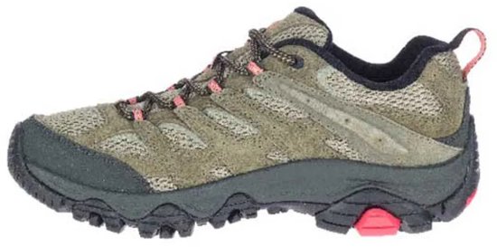 Zijaanzicht van een olijfgroene Merrell wandelschoen voor dames met roze veters en rode accenten op de zool.