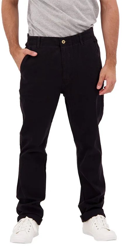 Man met grijze t-shirt en zwarte broek, vooraanzicht.