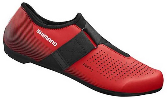 Rode fietsschoen met zwarte band, strepen op de hiel, perforaties en Shimano logo. RP1.