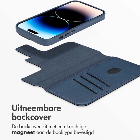 Donkerblauwe bookcase met afneembare MagSafe hoes, voor iPhone.
