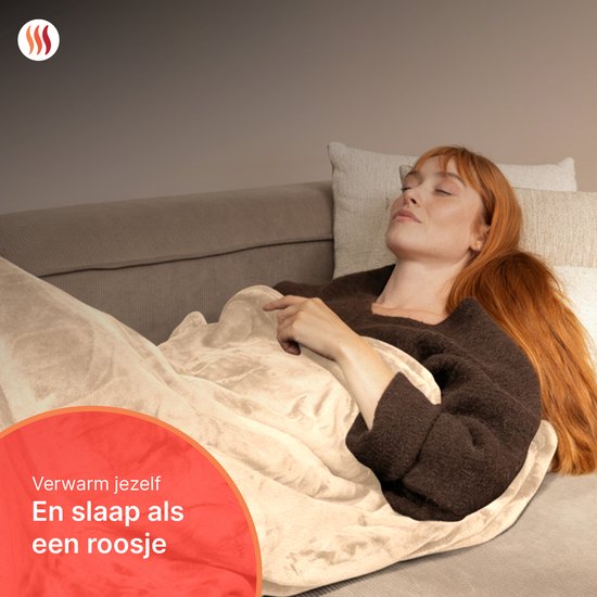 Vrouw slaapt op bank onder beige elektrische deken. Tekst: 'Verwarm jezelf en slaap als een roosje'.