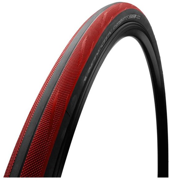 Een fietsband met een zwart profiel en een felrode zijkant. Het profiel is bedekt met kleine noppen.
