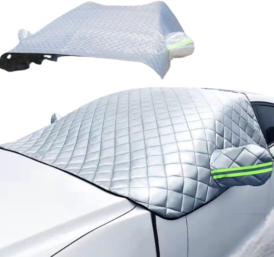 Housse de pare-brise de voiture argentée à motif losange, avec des bandes vertes réfléchissantes sur les rétroviseurs, installée sur une voiture blanche.