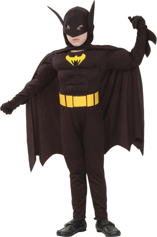 Jongetje in zwart superhelden kostuum met gespierde borst, gele riem, cape en masker.