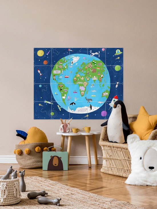 IXXI Carte illustrée du monde vue de l'espace, Carla Daly - 140 x 100 cm - Support d'accrochage gratuit - Grande décoration murale et posters - Illustrations, graphisme