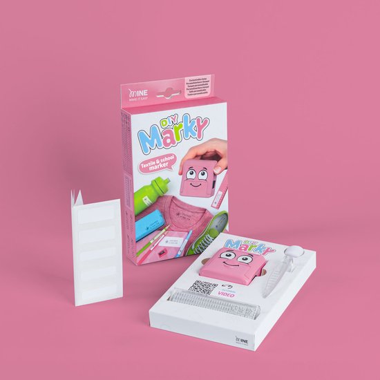 Tampon rose DIY Marky dans son emballage, avec une bouteille, un t-shirt et des chaussures. À côté, 20 étiquettes et un ruban thermocollant.