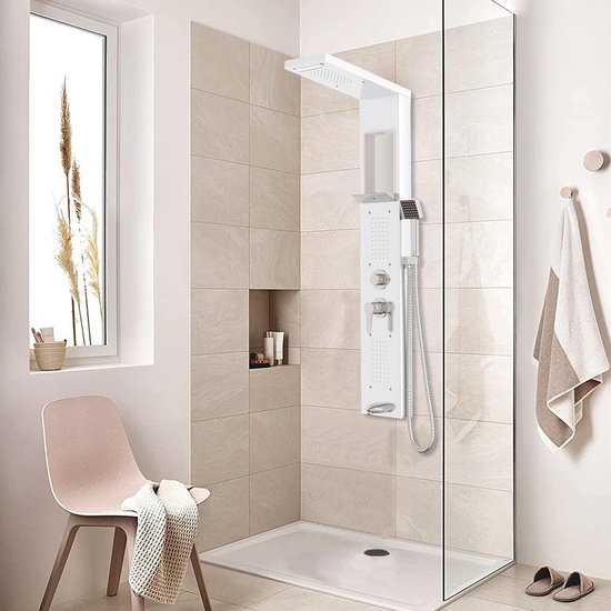 Wit douchepaneel met regendouche, waterval, handdouche en massagejets in een lichte badkamer met lichte tegels.