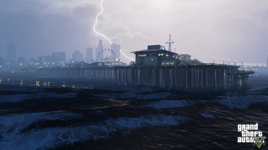 Pier met een reuzenrad bij onweer en een stad op de achtergrond.