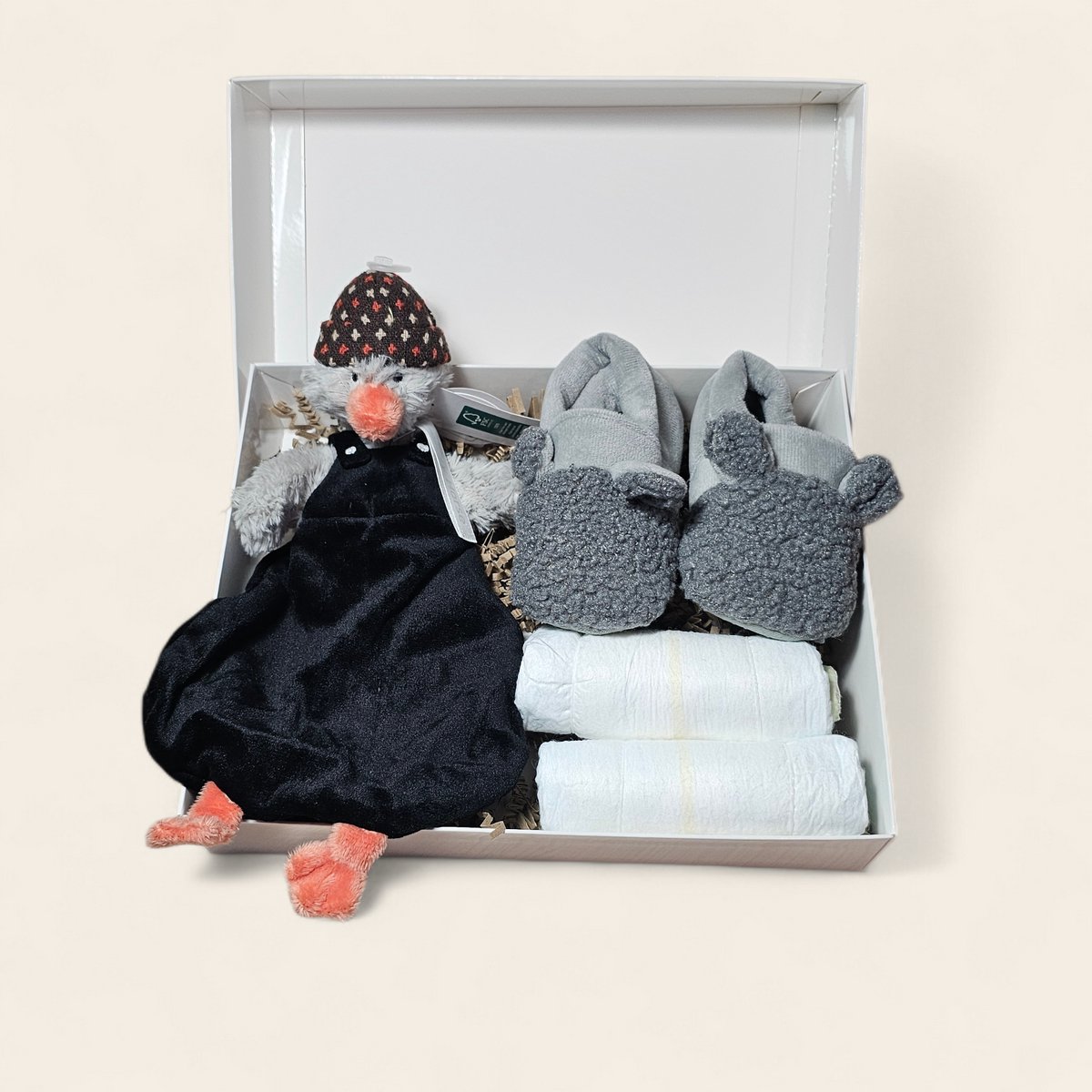 Luxe kraamcadeau – met luiers, Apollo slofjes en Pinguïn Polar Tuttle