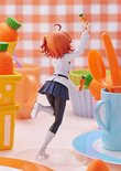 Ritsuka Fujimaru figuur gezien van achteren, draagt een wit uniform en donkerblauwe rok tussen tafelaccessoires.