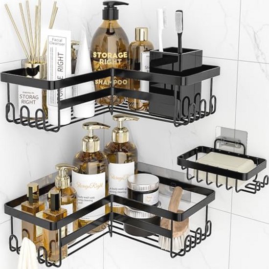 Zwarte douchehoekplanken gevuld met verzorgingsproducten, inclusief zeep, shampoo, lotions en een tandenborstelhouder.