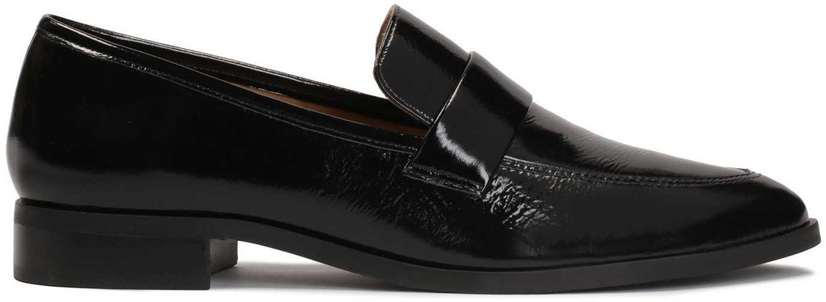 Women's shoes made of patent crinkled leather