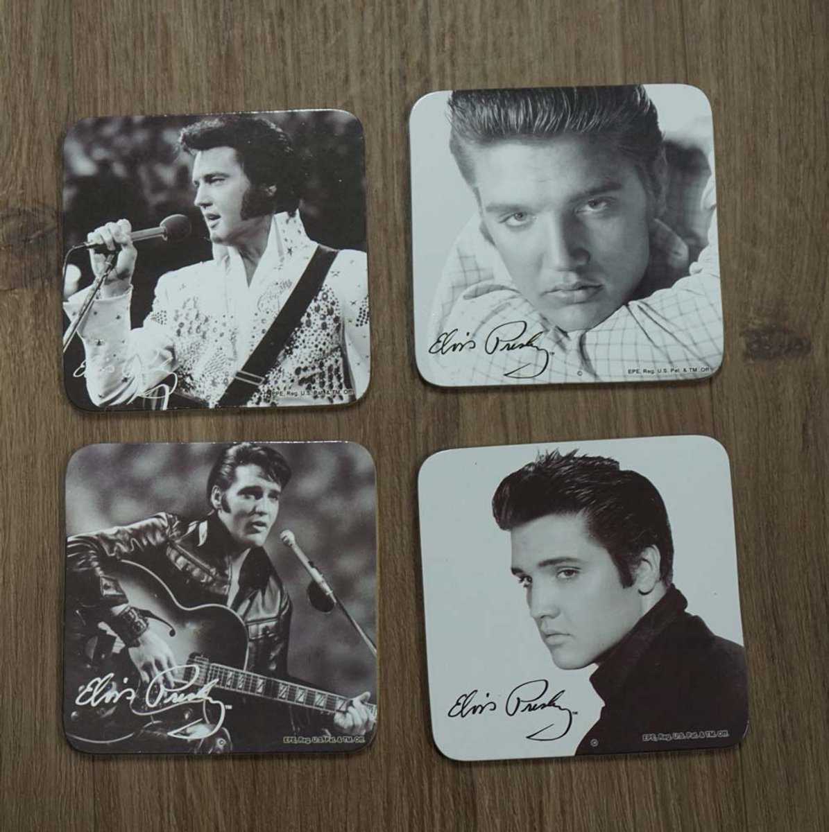 Zwart witte onderzetters Elvis Presley set van 4 stuks - onderzetters voor glazen 4 verschillende afbeeldingen van Elvis Presley in kleur zwart / wit- Elvis Presley artikelen - cadeau tip voor Elvis Presley fans - Elvis Presley huishoudelijke artikel